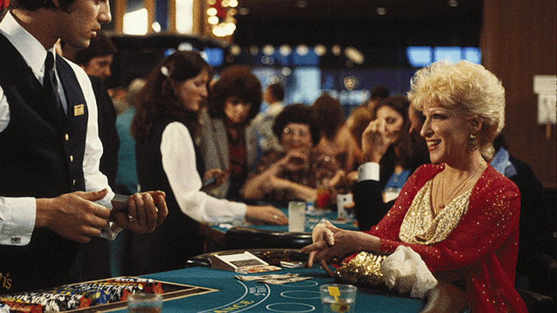 mulher jogando blackjack em filme de Hollywood